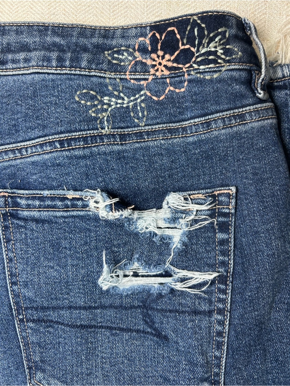 AE Outfitters High Rise Mom Jeans Size 14 Distressed Floral Back Detail
